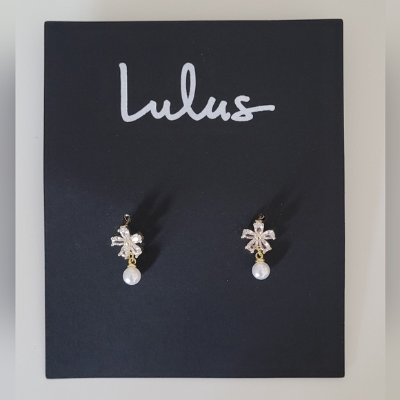 Flower/pearl earrings from Lulu's - Picture 2 of 4